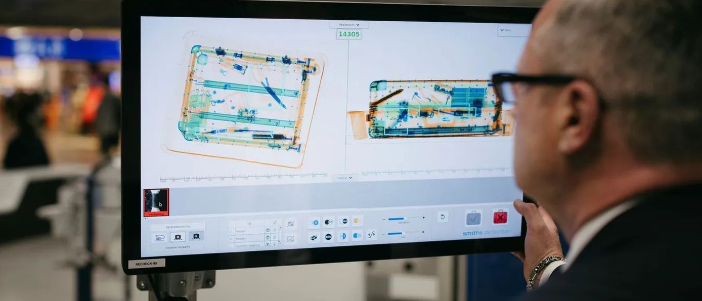Sicherheitskontrolle am Frankfurt Airport mit KI-gestütztem CT-Scanner für Handgepäck.