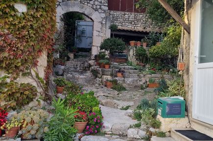 Kleines Häuschen mit bunten Blumen 