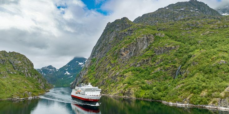 MS Finnmarken im sommerlichen Trollfjord