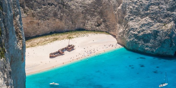 Luftaufnahme des Navagio Beach auf Zakynthos, Griechenland, mit gestrandeten Schiffswrack, weißen Felsen und türkisblauem Meer.