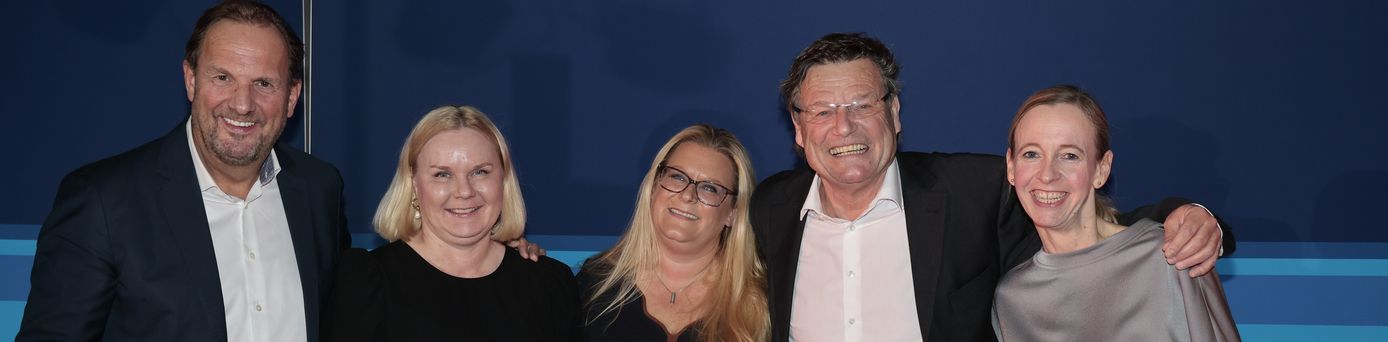 Freude bei den Ausgezeichneten und dem Organisator der Abstimmung: AIDAdiva ist das Schiff des Jahres 2026 bei Lufthansa City Center