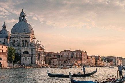 Venedig Canal Grande mit Gondeln und Kirchturm mit Kuppel