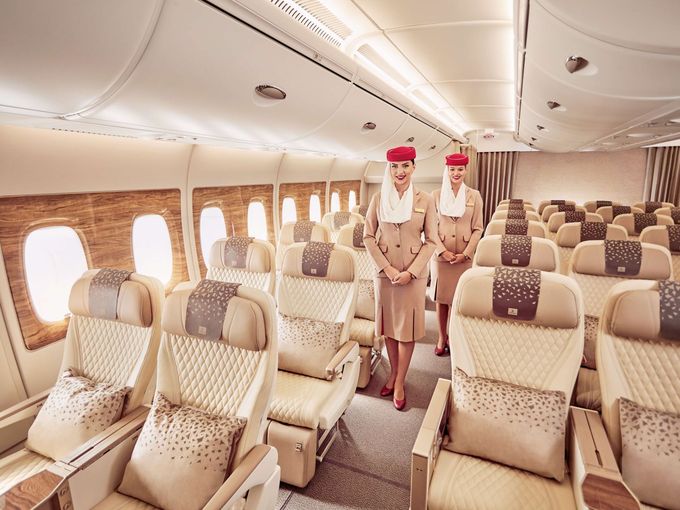 Stewardessen von Emirates an Bord der neuen Premium Economy