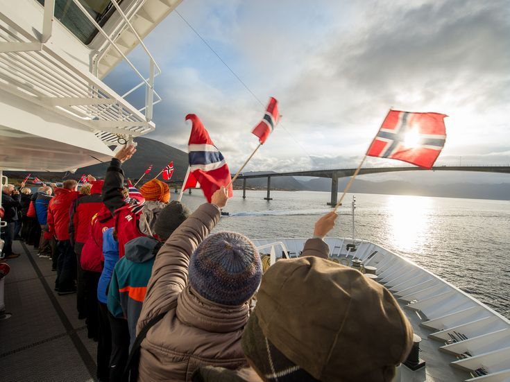 Blick auf den Außenpool mit Liegen 