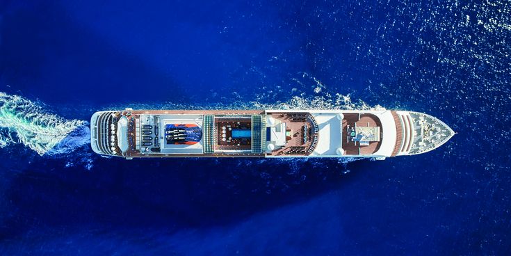 Drohnenansicht der MS EUROPA 2 auf See