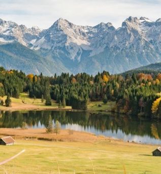 Alpenpanorama mit Wiese und See